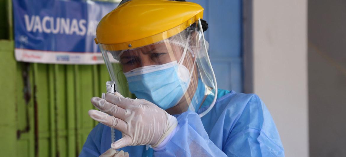 $!Una trabajadora sanitaria prepara la vacuna contra el Covid-19 para administrarla a adultos mayores en Lima, Perú.