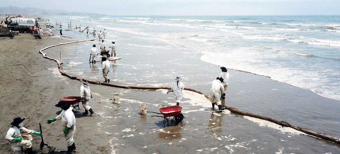 $!Derrame de petróleo en la costa del distrito de Ventanilla en la provincia constitucional del Callao, Perú, a raíz de la marea anormal provocada por la erupción volcánica en Tonga.
