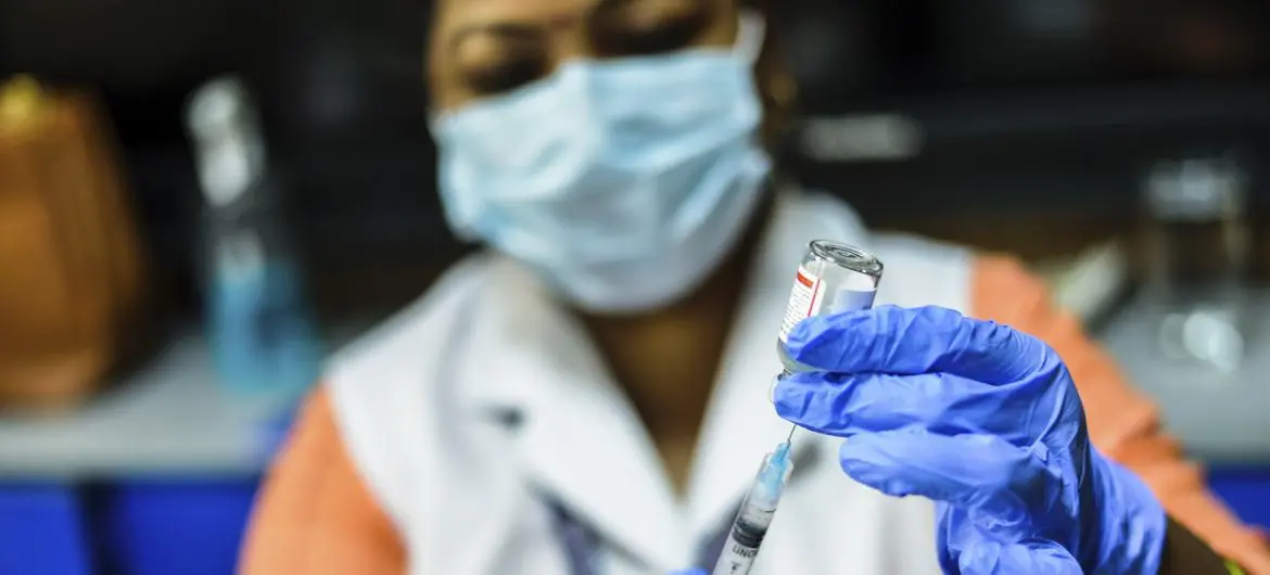 $!Una trabajadora sanitaria prepara una dosis de la vacuna contra la COVID-19.