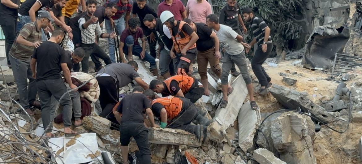 $!Los equipos civiles palestinos buscan entre los escombros de un edificio tras un bombardeo israelí en la Franja de Gaza.