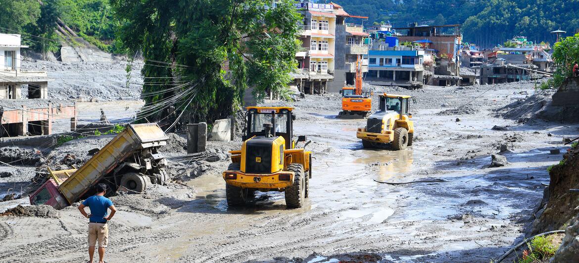 $!El lodo cubre el distrito de Nuwakot, en el centro-norte de Nepal, tras unas devastadoras inundaciones repentinas.
