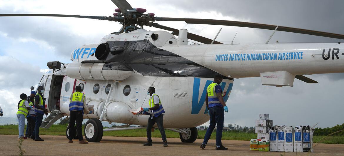 $!Los suministros de ayuda para combatir el brote de ébola en la República Democrática del Congo son entregados por un helicóptero de la ONU .