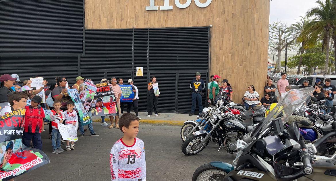 $!‘Queremos ser escuchados’: familias de ‘Temo’ y ‘Dago’ durante protesta en desfile de Semana de la Moto
