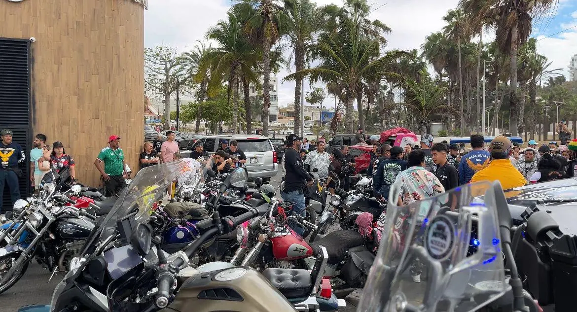 $!‘Queremos ser escuchados’: familias de ‘Temo’ y ‘Dago’ durante protesta en desfile de Semana de la Moto