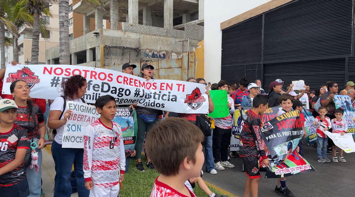 $!‘Queremos ser escuchados’: familias de ‘Temo’ y ‘Dago’ durante protesta en desfile de Semana de la Moto