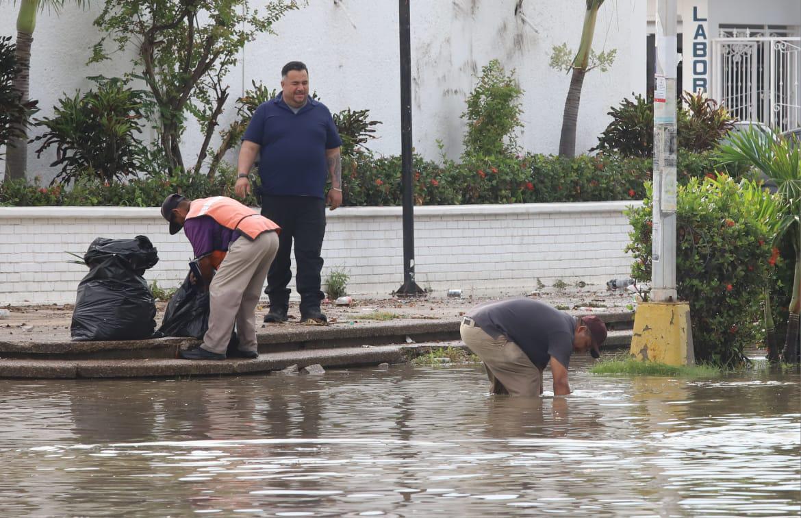 $!Tras lluvias en la madrugada, tramos de la avenida Cruz Lizárraga en Mazatlán amanecen inundados