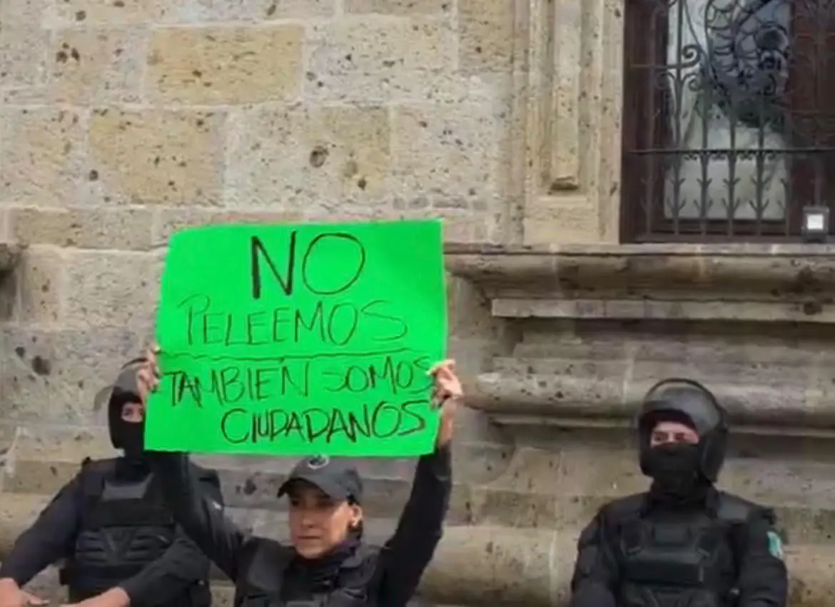 $!Reportan saqueos, bombas molotov e incendios en el Poder Judicial y Congreso de Jalisco