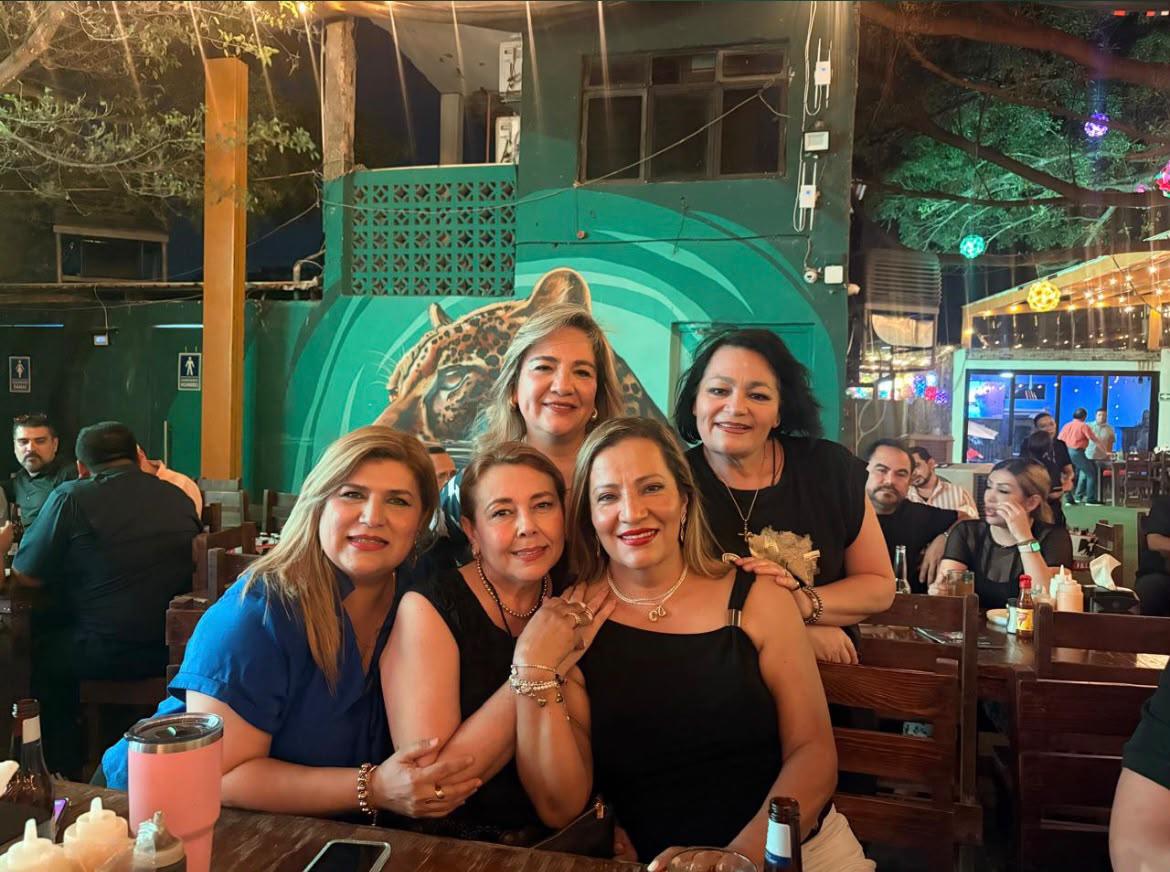 $!Claudia, Karina, Hilda y Yadira consienten a la cumpleañera.