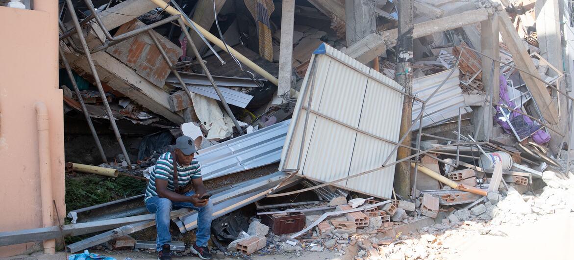 $!Un hombre sentado entre los escombros de un edificio derrumbado en Quibdó, Colombia.