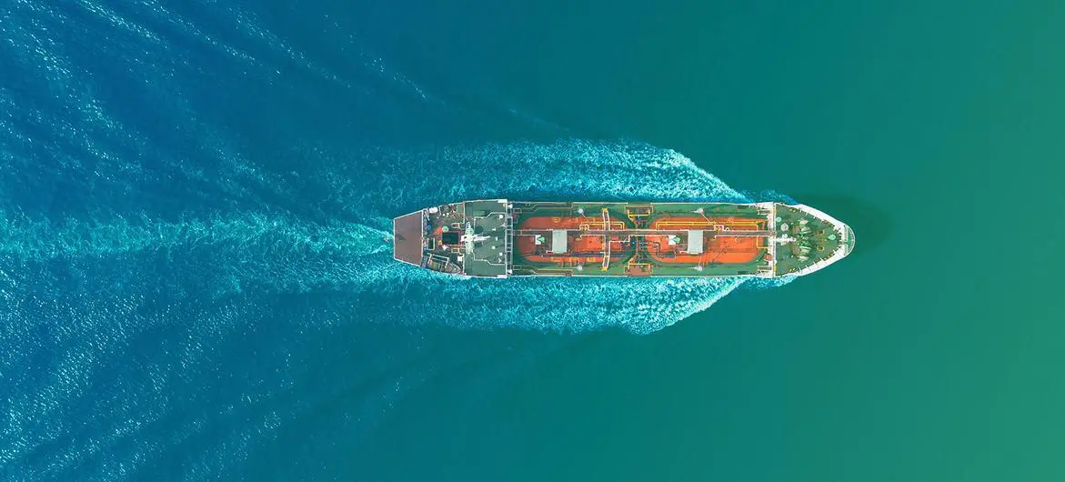 $!Un buque cisterna transporta petróleo por el mar.