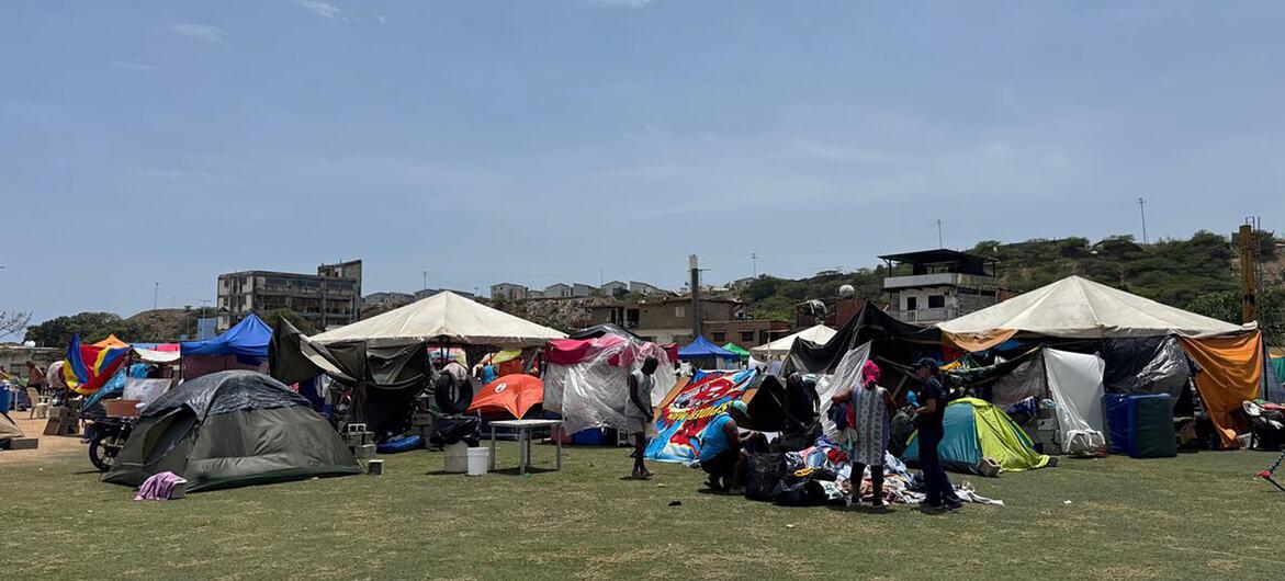 $!En el estadio César Nieves de La Guaira, decenas de familias desplazadas por los terremotos se alojan en refugios provisionales.