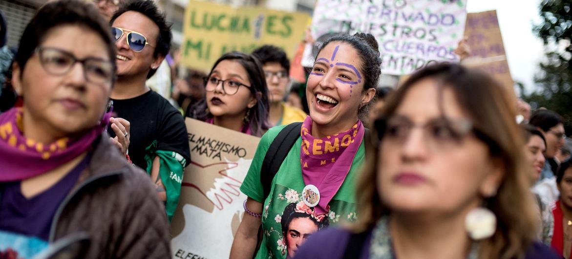 $!Activistas asisten a una marcha contra la violencia de género en Ecuador.