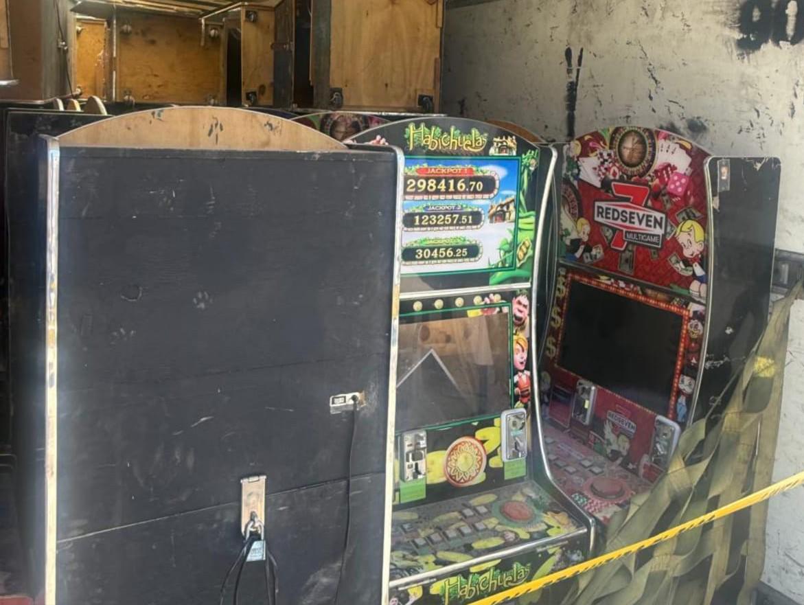 $!Aseguran en Culiacán 121 máquinas tragamonedas y droga