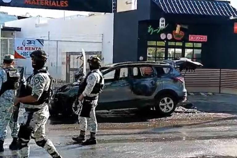 Vehículo queda en pérdida total tras incendiarse por falla mecánica en Culiacán