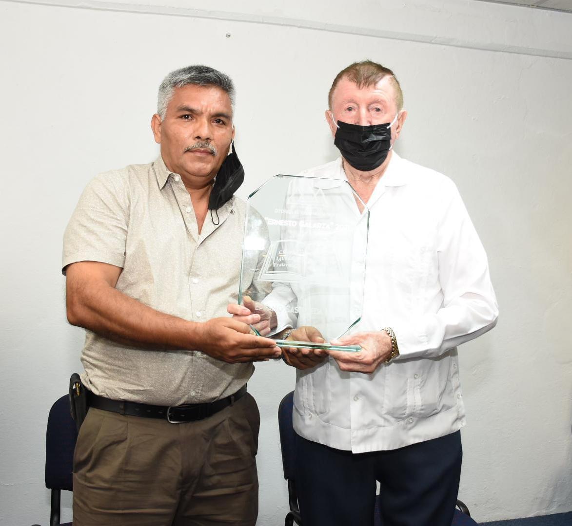 $!El doctor Epifanio Castañeda es premiado por su contribución a la medicina deportiva en Mazatlán
