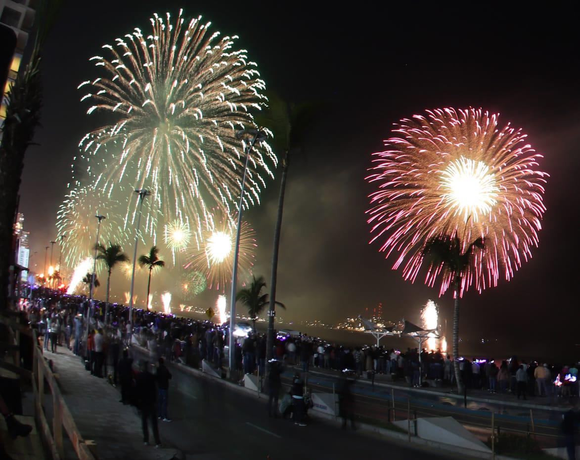 $!Llega el Combate Naval al malecón de Mazatlán; miles lo disfrutan