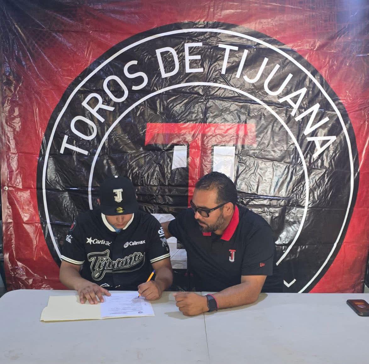 $!Sinaloense Carlos Buelna firma con Toros de Tijuana, de la Liga Mexicana de Beisbol
