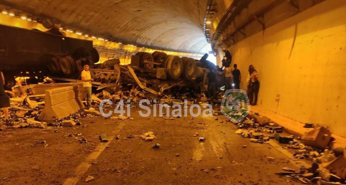 $!Vuelca tractocamión en túnel de la Mazatlán-Durango y muere chofer; accidente provoca el cierre de la supercarretera