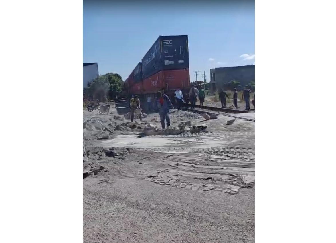 $!En La Cruz de Elota, tren embiste a tráiler cargado de cemento; no se reportan lesionados