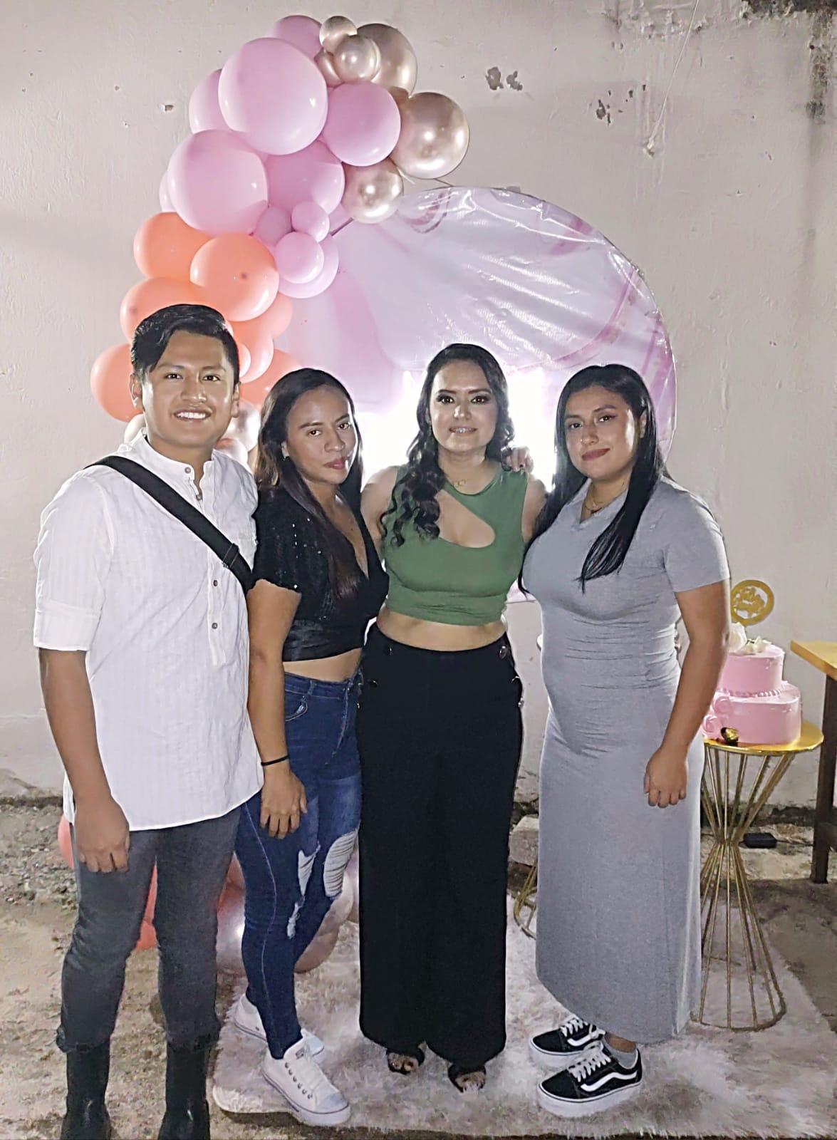 $!Jordi Alvarado, Ana Valdez y Teresa Quintero felicitaron a Aurora.