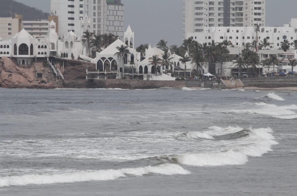 $!Aumenta afluencia de bañistas en playas de Mazatlán