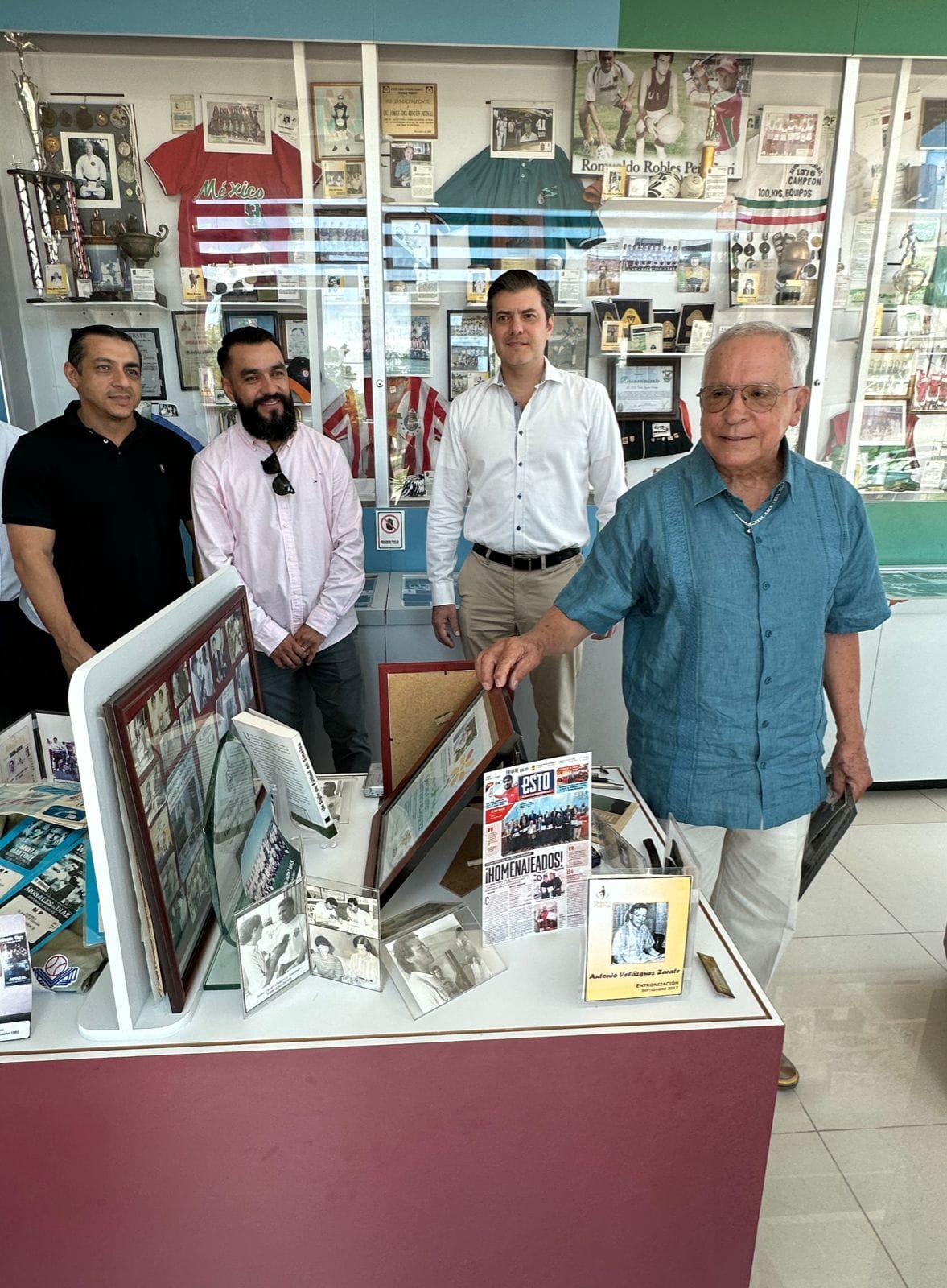 $!El periodista Antonio Velázquez es entronizado al Salón de la Fama