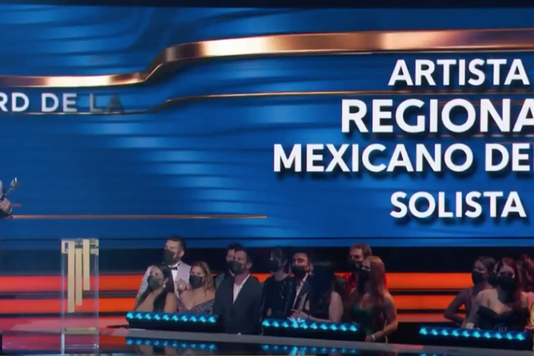 Dedica Christian Nodal premio a sus padres, fans y al amor de su vida, Belinda