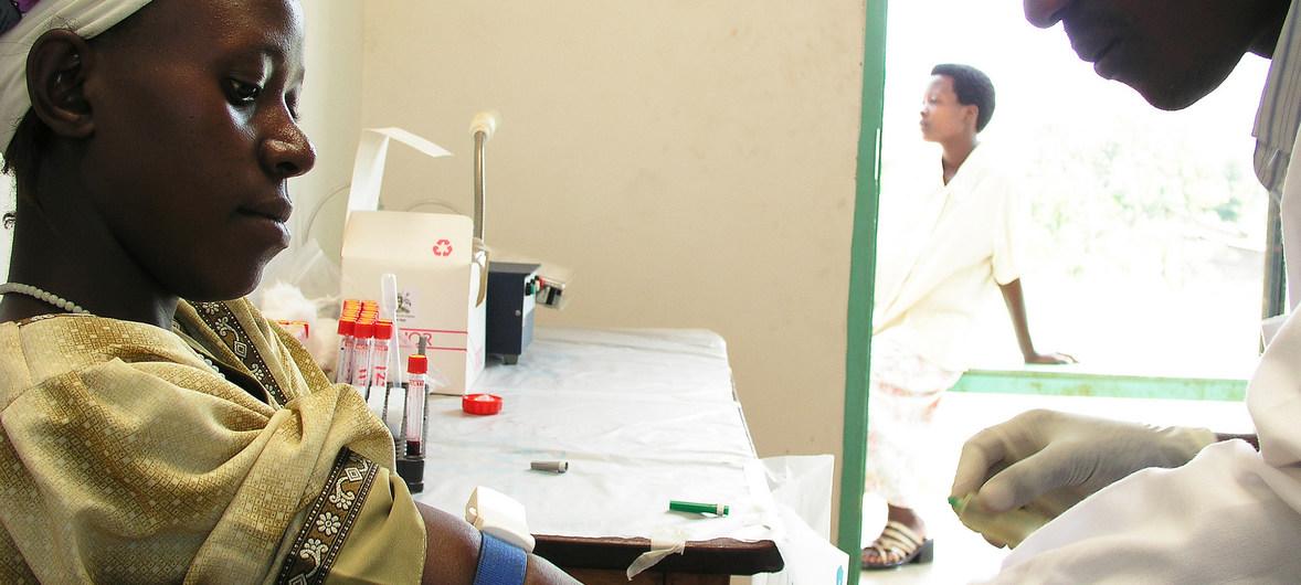 $!Una mujer se somete a un test de VIH en Mukono, Uganda.