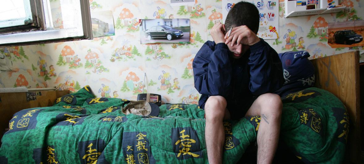 $!Un muchacho de 19 años se sienta en su cama en un refugio para niños que viven o trabajan en las calles, en Odessa, Ucrania. El joven consume de drogas y tiene VIH, pero no tiene acceso a medicamentos antirretrovirales.
