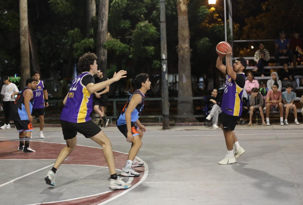 $!Restaurante El Velero suma triunfo y derrota en el Torneo de Baloncesto Marinos