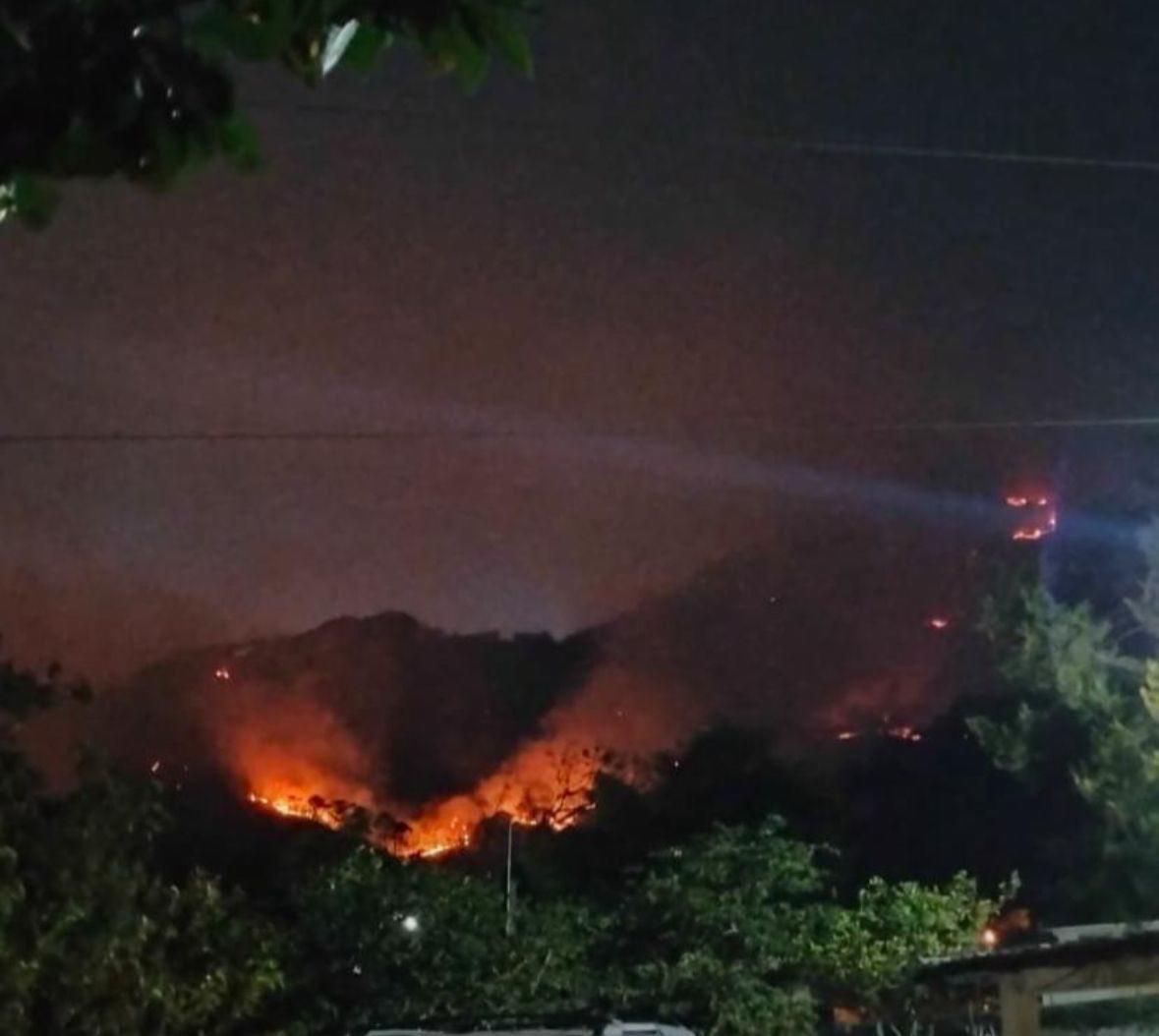 $!Avanza el incendio en sierra de Concordia; está a solo 3 metros de las casas y ya no hay luz en Chirimoyos, reportan vecinos