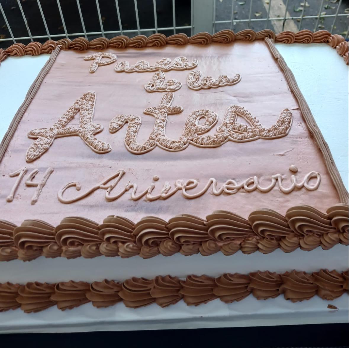 $!Los asistentes partieron el pastel de aniversario.