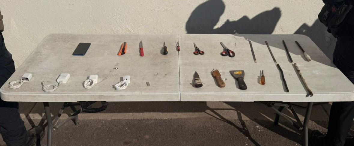 $!Aseguran celular y armas punzocortantes en operativo dentro del penal de Aguaruto