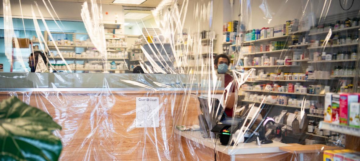 $!Una farmacia en Nueva York utiliza paneles de plástico como medida de protección contra el COVID-19.