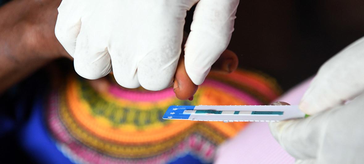 $!Un adolescente se hace la prueba del VIH en Côte d’Ivoire.