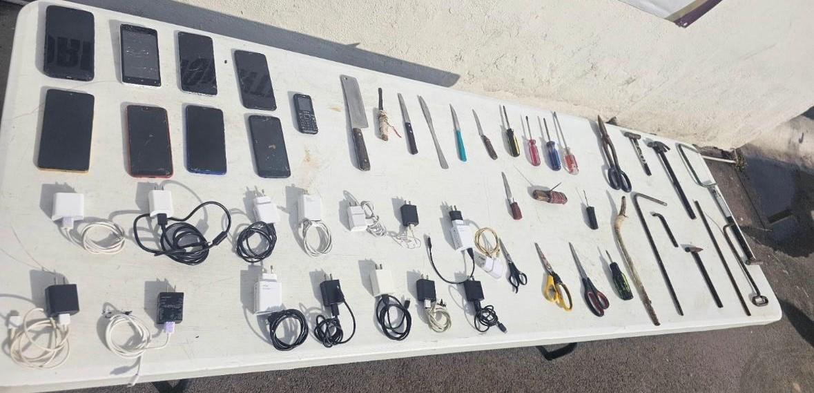 $!Confiscan armas y celulares en penal de Aguaruto
