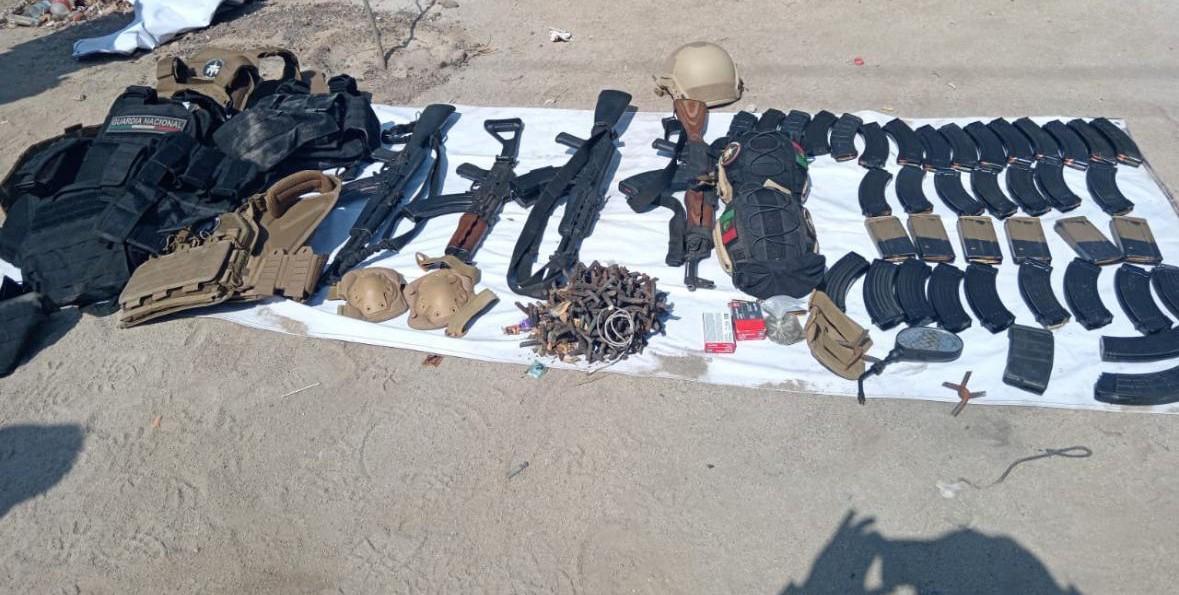 $!Marina detiene a cuatro hombres con arsenal y vehículo robado en Navolato