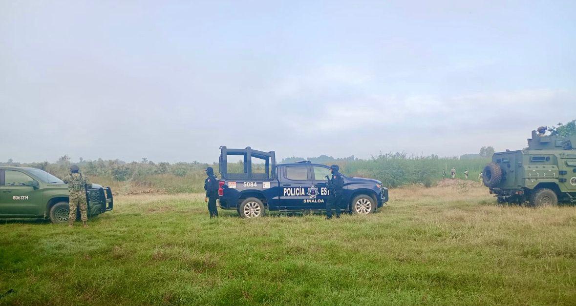 $!Hallan 5 explosivos entre campos de cultivo de Villa Juárez, Navolato; Ejército los destruye