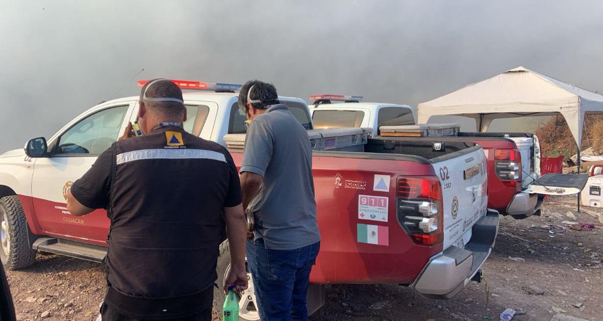 $!Bomberos sofocan incendio de basura en el Piggy Back; trabajos de enfriamiento van a la mitad
