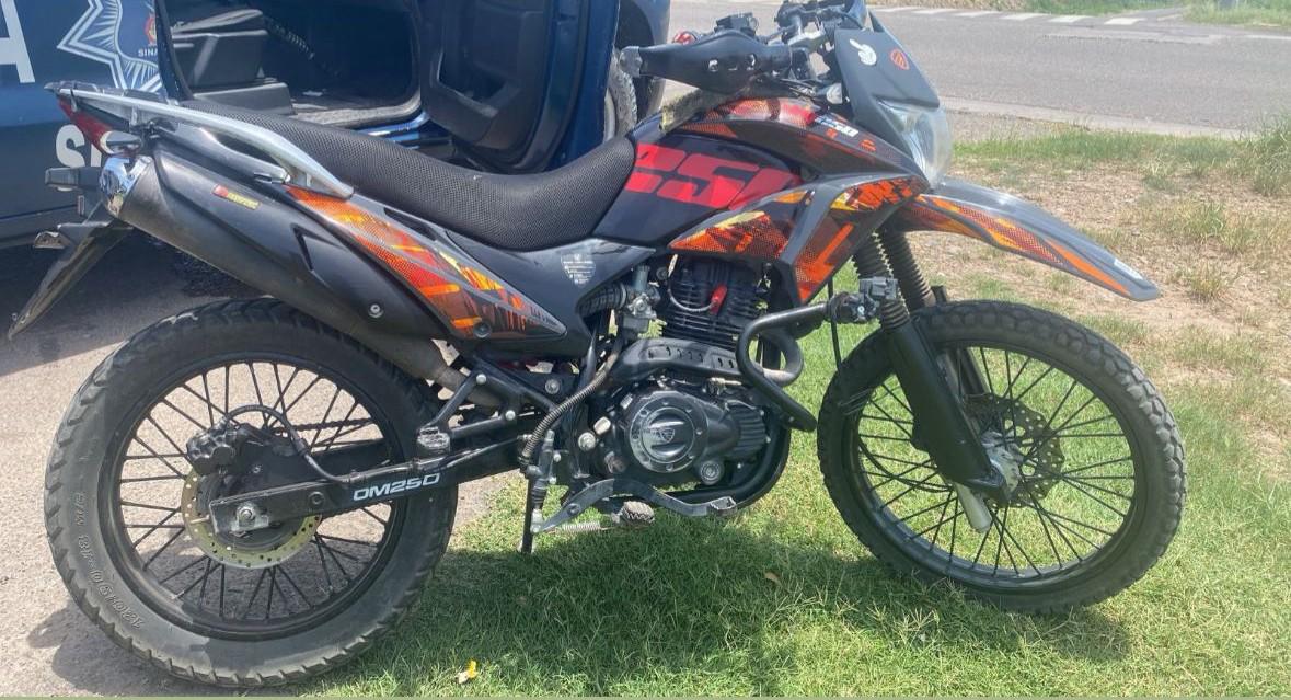 $!Dos jóvenes intentan huir de patrullaje y son detenidos con droga en Culiacán