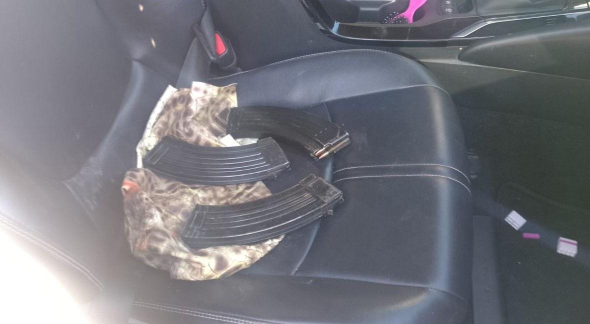 $!Aseguran vehículo con cargadores y presunta droga en zona rural de Culiacán