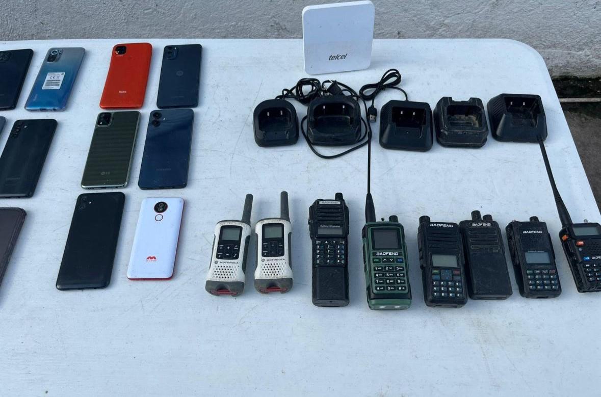 $!Revisan tres módulos del penal de Aguaruto; decomisan armamento y radios