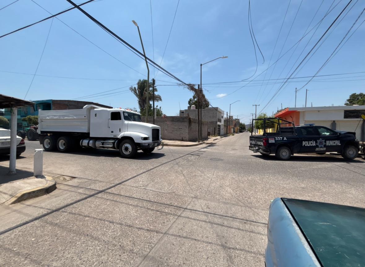 $!Adulto mayor resulta herido tras carambola con una camioneta y patrullas en Escuinapa