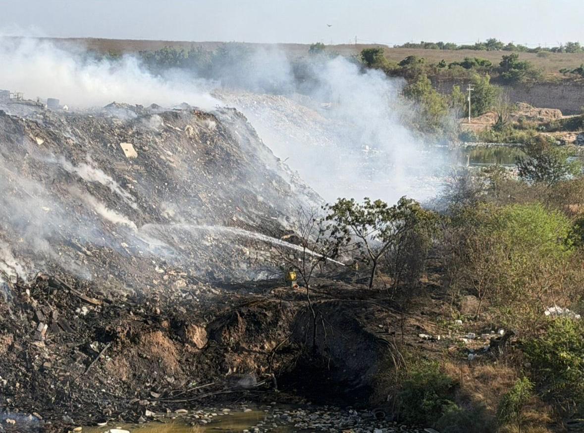 $!Bomberos sofocan incendio de basura en el Piggy Back; trabajos de enfriamiento van a la mitad