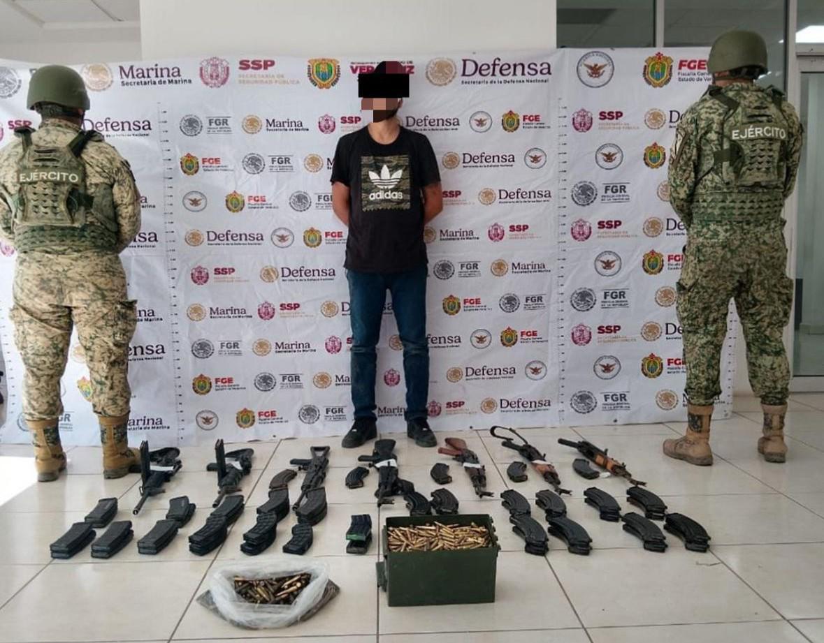 $!Detienen a civil armado y aseguran arsenal en operativos militares en Navolato