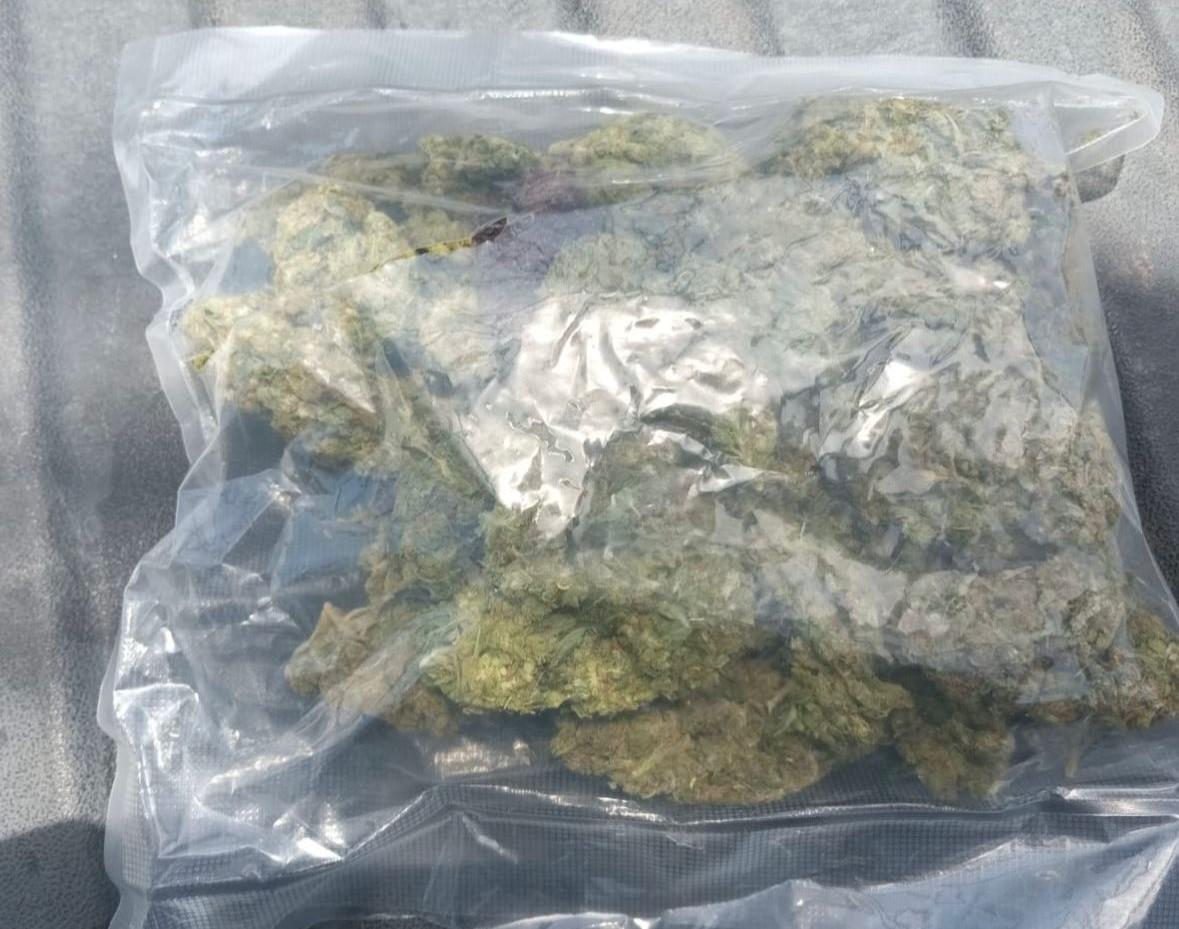 $!Dos jóvenes intentan huir de patrullaje y son detenidos con droga en Culiacán