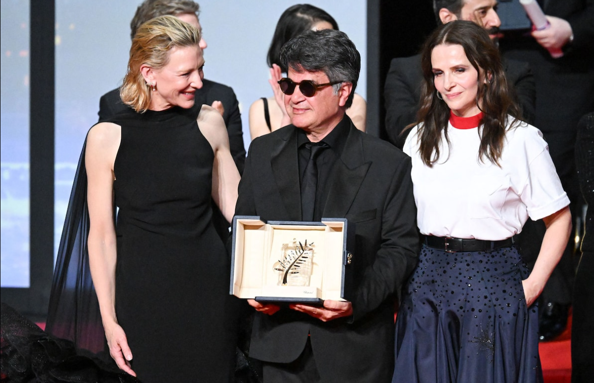 $!El director Jafar Panahi, la actriz Cate Blanchett y la presidenta del jurado Juliette Binoche.
