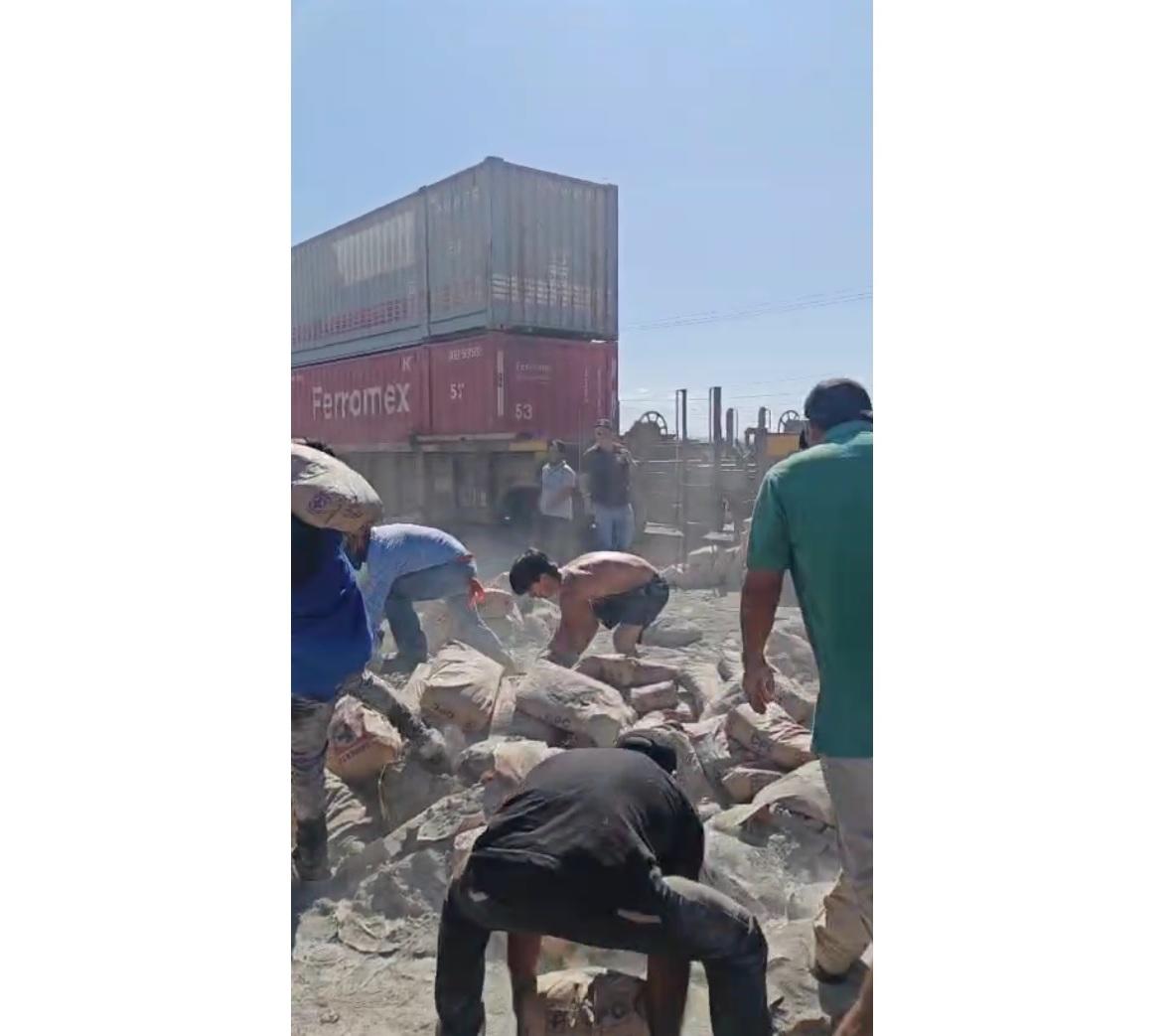 $!En La Cruz de Elota, tren embiste a tráiler cargado de cemento; no se reportan lesionados