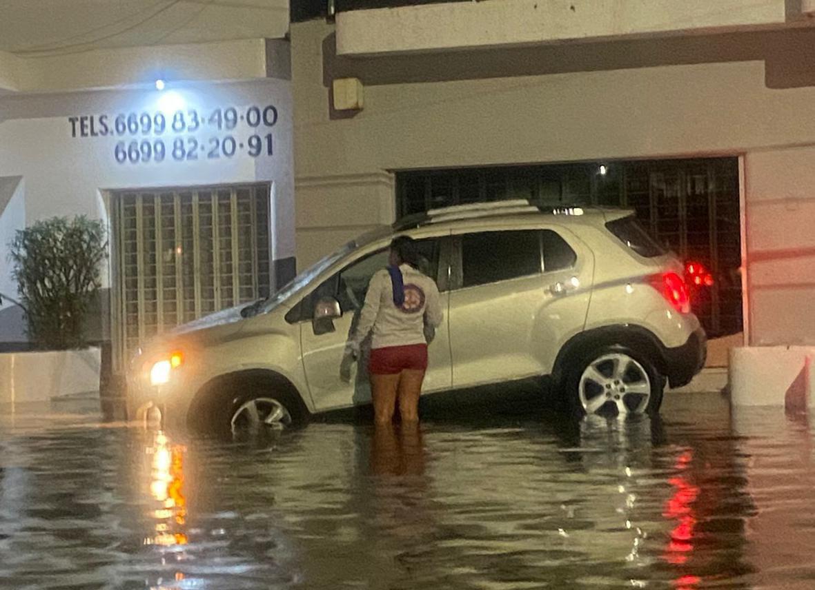 $!Policía Acuática auxilia a personas varadas por inundaciones en Mazatlán