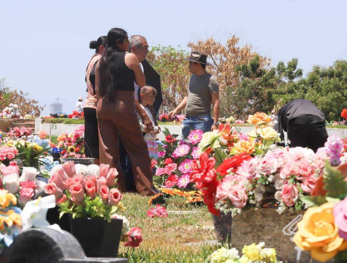 $!Acuden centenares de personas a dejar flores en panteones este Día de las Madres, en Mazatlán